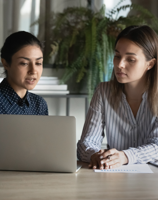 Deux femmes qui travaillent ensemble